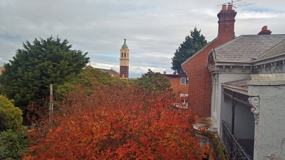 Foto : Jana Ptacek. Podzimní květnový pohled z vlastního okna, obloha šedá, takže pás moře na obzoru splývás nebem